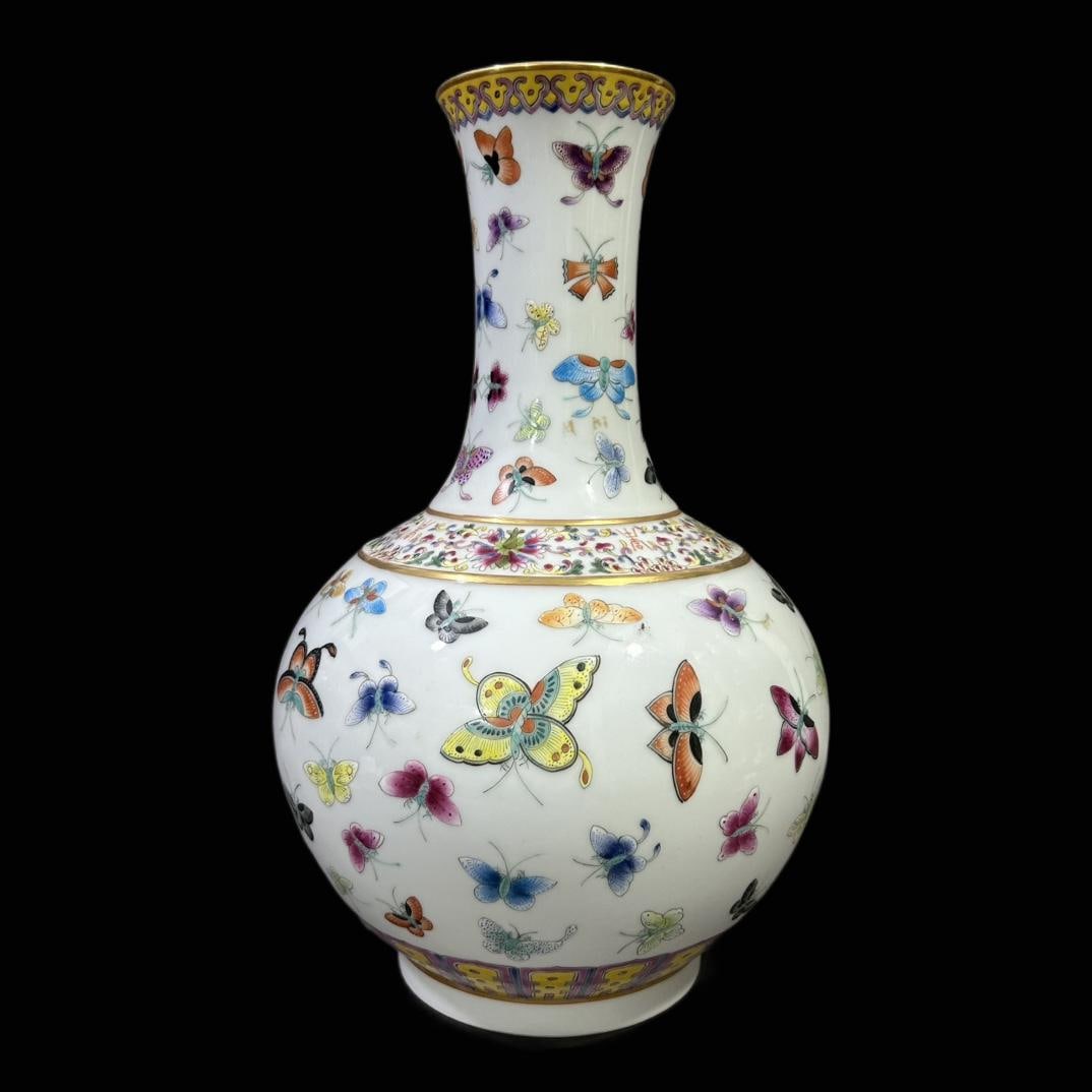A rare Famille-Rose Outline in gold Butterfly Pattern Vase (1 of 6)