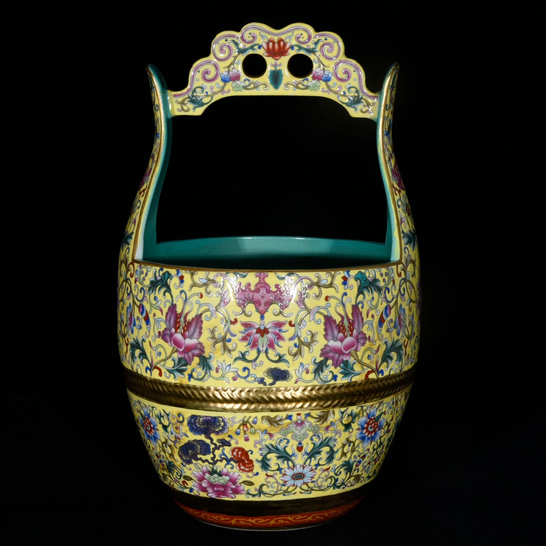 A Huge Yellow Ground Enamel Painted Gold Lotus Pattern水桶 (1 of 9)
