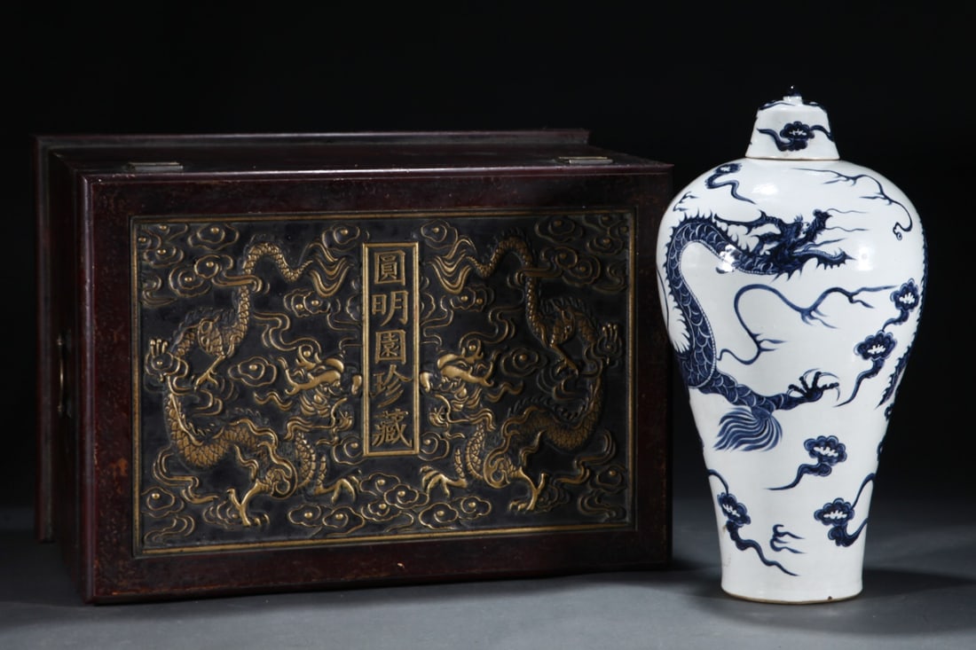 A Huge Blue and White Auspicious Cloud and Dragon Pattern Bottle: A Huge Blue and White Auspicious Cloud and Dragon Pattern Bottle,Yaun Dynasty, China,Size:18.3inx9.6in 青花祥云龙纹盖瓶,中国元代