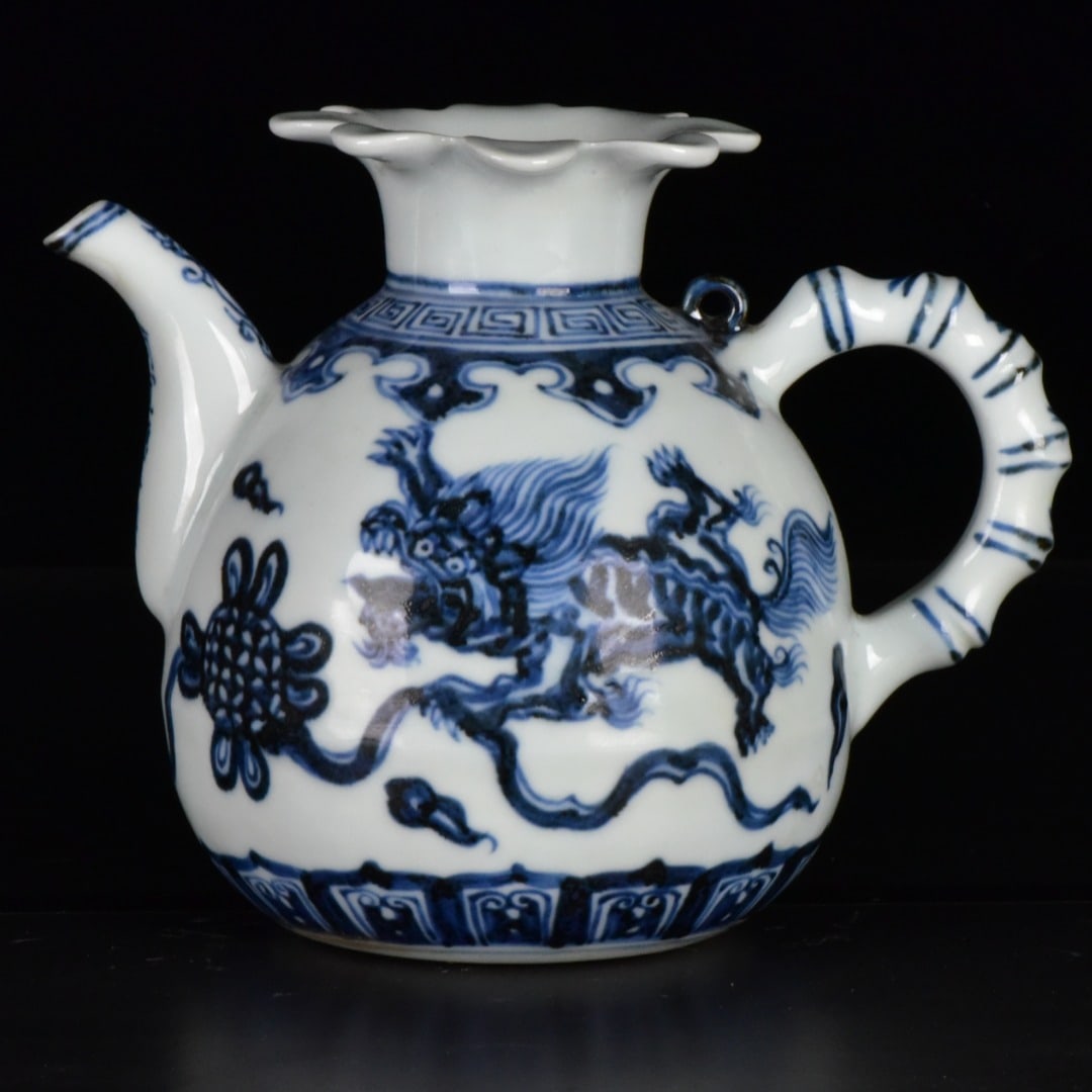 An Exquisite Blue and White Lion Pattern Pomegranate-Shaped Ewer: An Exquisite Blue and White Lion Pattern Pomegranate-Shaped Ewer,Ming Dynasty, China,Xuande Six-character Mark,Size:5.5inx7.1inx4.7in 青花狮子纹石榴形&#