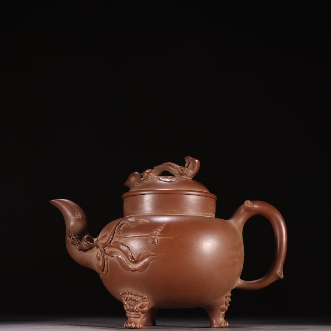 An Exquisite Purple Sands Flower and Fruit Pattern Teapot: An Exquisite Purple Sands Flower and Fruit Pattern Teapot Wang yin xian Size:5.1inx6.6in紫砂三足寿桃壶 汪寅仙 Size:13cmx16.7cm