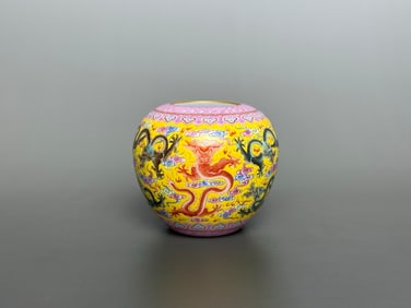An Exquisite Famille-Rose Painted Gold Dragon Pattern Jar