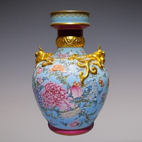 An Exquisite Enamel Green Ground Painted Gold Bats and Peach Pattern Flower Pattern Vase