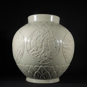 An Exquisite Yue yao Celadon Flower and Bird Pattern Jar