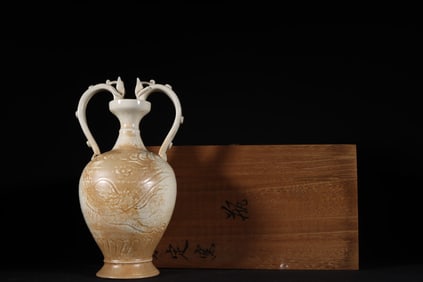 An Exquisite Ding yao Flower Pattern Double-Ears Vase
