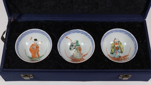 A Set of Fine Coral Red Glazed Figure Pattern Bowl