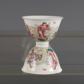 A Pair of Exquisite Famille-Rose Character and Story Pattern Dragon Pattern Cup