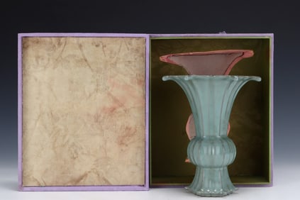 An Exquisite Guan yao Vase