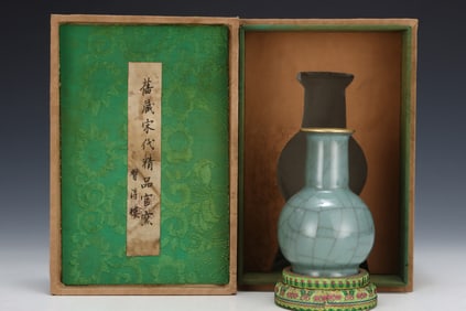 An Exquisite Guan yao Vase