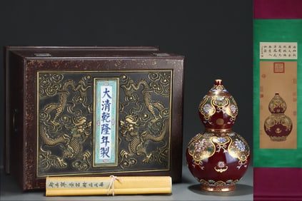 An Exquisite Enamel Painted Gold Flower Pattern Gourd-Shaped Vase