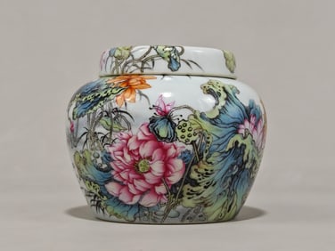 An Exquisite Enamel Flower Pattern with poem Jar