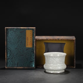 An Exquisite Guan yao Celadon Glazed Vase