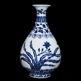 An Exquisite Blue and White Lotus Pattern Flower and Butterfly Pattern Vase