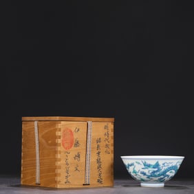 An Exquisite Green Ground Dragon Pattern Bowl