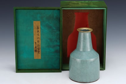 An Exquisite Guan yao Vase