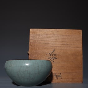 An Exquisite Guan yao Celadon Glazed Bowl