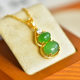 An Exquisite Gilt Silver Inlaid Jasper Gourd-Shaped Pendant