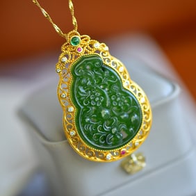 An Exquisite Gilt Silver Inlaid Jasper Gourd-Shaped Pendant