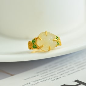 An Exquisite Gilt Silver Inlaid White Jade Ring