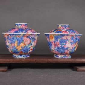 A pair of Rare Blue-and-White Famille-Rose Flower Pattern Bowls