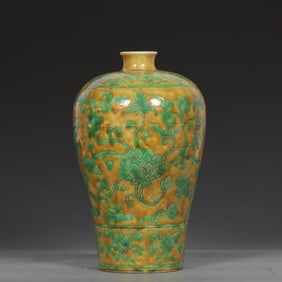 Yellow Ground Green Color Lotus Pattern Vase