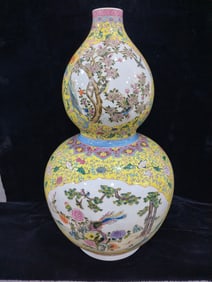 Famille-Rose Flower and Bird Gourd-Shaped Vase