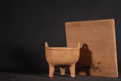 A Exquisite Guan yao Beige Glazed Cracked Tripod Qin Censer