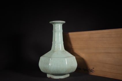 A Exquisite Guan yao Celadon Glazed String Pattern Octagonal Vase