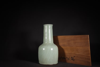 A Exquisite Guan yao Celadon Glazed Vase