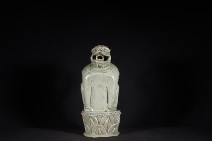 A Exquisite Yue yao Secret Color Celadon Carved Banana-Leaf Pattern Lion-Shaped Ewer