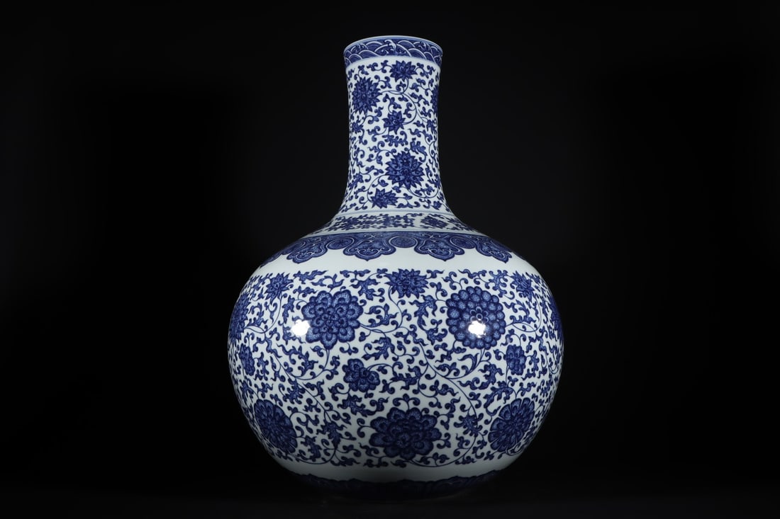 A Rare Blue and White Flower Pattern Vase: A Rare Blue and White Flower Pattern Vase,Qing Dynasty, China,Qianlong Six-character Mark,Size:20.9inx15.7in 青花缠枝花卉纹天球瓶,中&#
