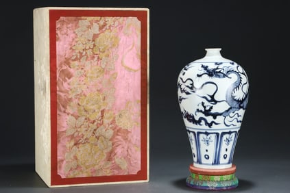 A Rare Blue and White Dragon Pattern Vase