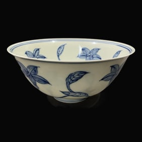 A Exquisite Blue and White Flower Pattern Bowl