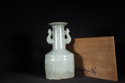 A Exquisite Guan yao Celadon Glazed Phoenix-Ears Vase