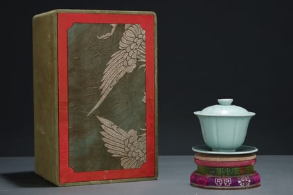 A Rare Guan yao Sky Blue Glazed Lidded Bowl