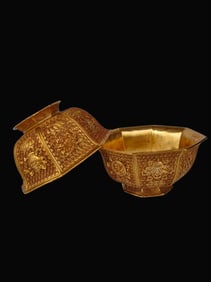 A pair of Rare Gilt Bronze Eight Treasures Gold Bowls
