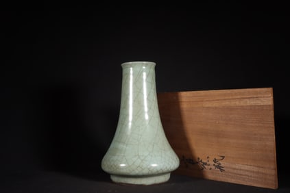 A Exquisite Guan yao Celadon Glazed Vase