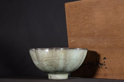 A Exquisite Guan yao Black-Body Celadon Glazed Melon-Ribbed Flower-Mouth Bowl