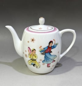 Famille-Rose Figures Pattern Ewer