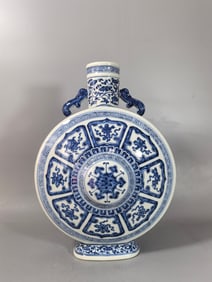 A Exquisite Blue and White Interlocking Eight Treasures Pattern Vase