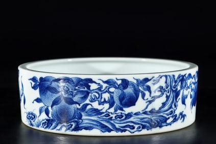 A Exquisite Blue and White Peach Pattern Brush Washer