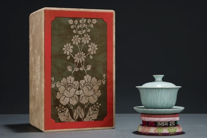 A Rare Longquan yao Celadon Glazed Lidded Bowl