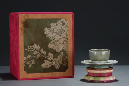 A Rare Ge yao Cracked Tea Bowl Tray