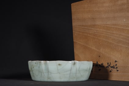 A Exquisite Guan yao Black-Body Celadon Glazed Peony-Shaped Brush Washer