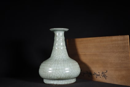 A Exquisite Guan yao Celadon Glazed String Pattern Vase