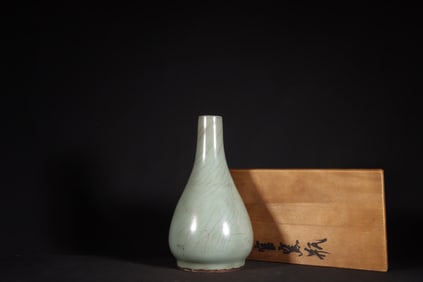 A Exquisite Guan yao Celadon Glazed Vase