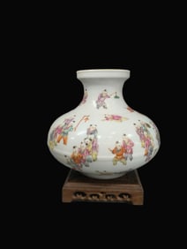 Famille-Rose Figures Pattern Vase