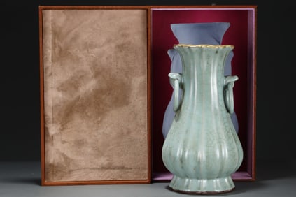 An Exquisite Guan yao Painted Gold Double-Ears Vase