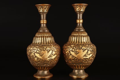 An Exquisite Gilt Bronze Lotus Pattern Phoenix Pattern Vase