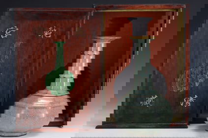 An Exquisite Guan yao Cover with Gold Vase